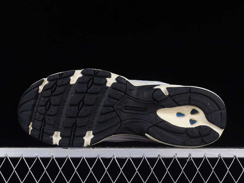 New Balance 530 Cream Silver