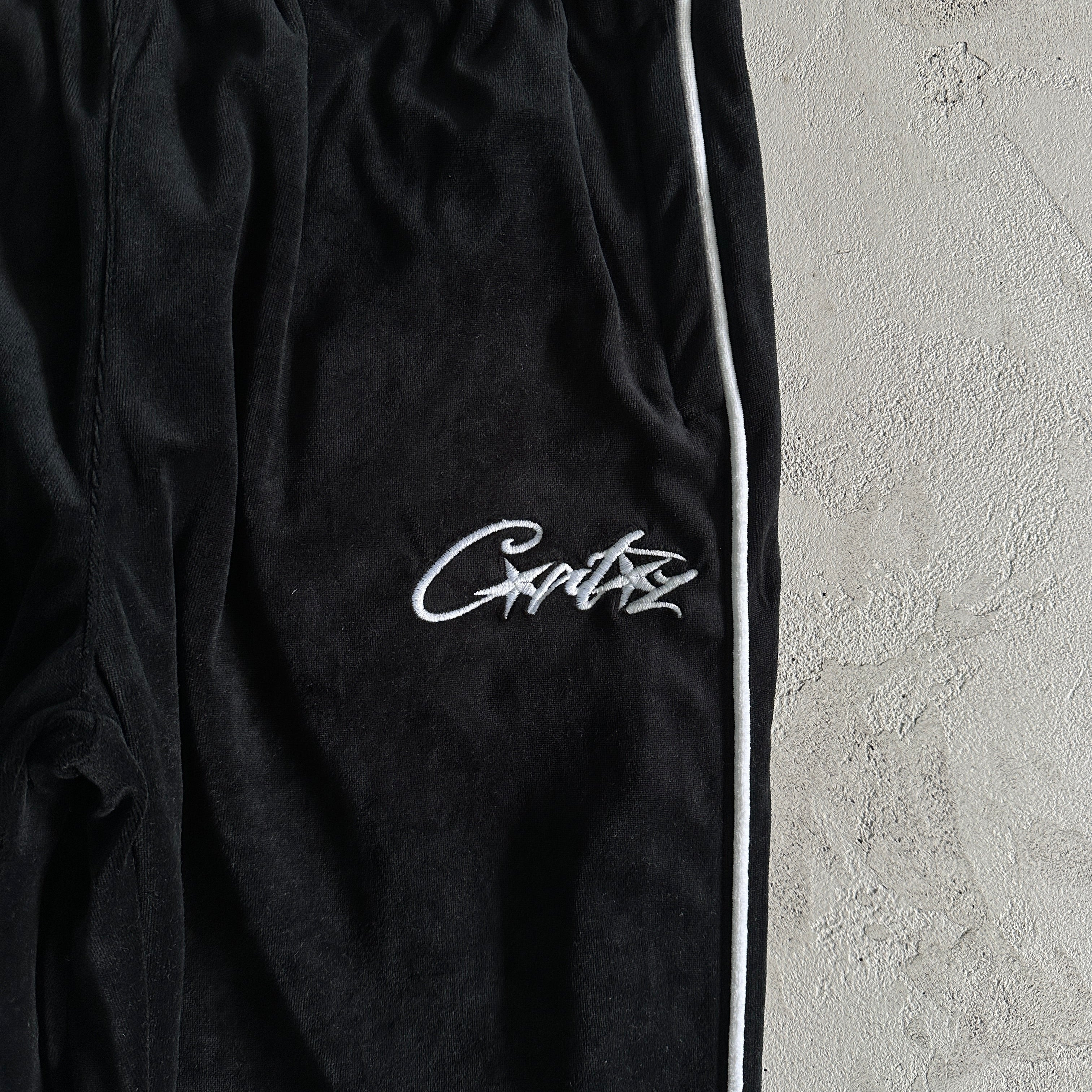 トップス Corteiz Velour Track Pants - Black Corteiz VVS Velour Bottoms Black – Brothers In Gang
